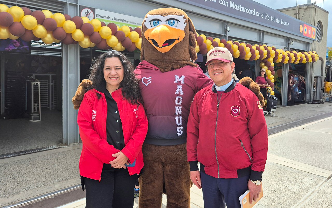 El Rector de UNICERVANTES junto a una representante de TransMilenio y la mascota institucional Magnus, frente a la entrada principal del Portal Norte decorada con globos.