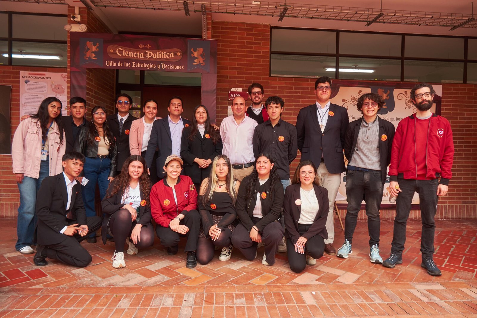 Grupo de estudiantes y docentes del programa de Ciencia Política posan frente a la entrada decorada como “Villa de las Estrategias y Decisiones”, durante el Brunch Fest 2025, un evento con temática medieval que promovió el pensamiento crítico y el acceso a la educación superior.